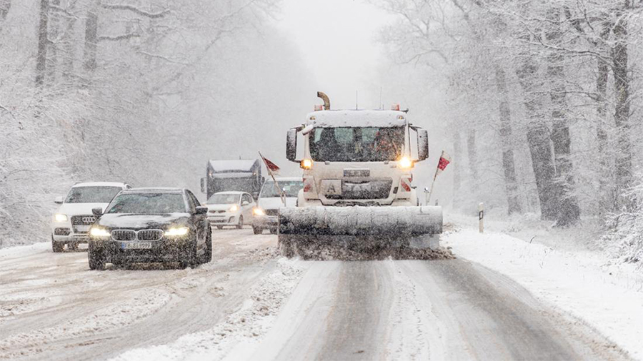 33317280 der starke schneefall hat in hessen zu unfaellen und gefahren auf den strassen gefuehrt besonders angespannt bleibt die situation im rhein main gebiet 2mNC5fEV0EBG